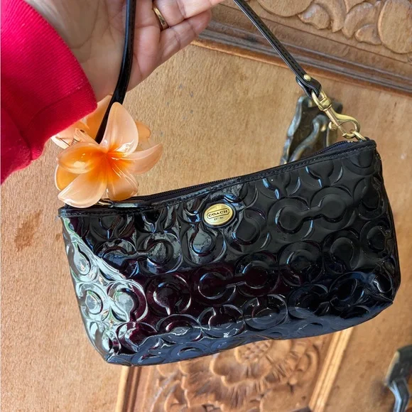 Gorgeous Y2k Liquid Glossy Black Coach pouch Baguette - Picture 6 of 8